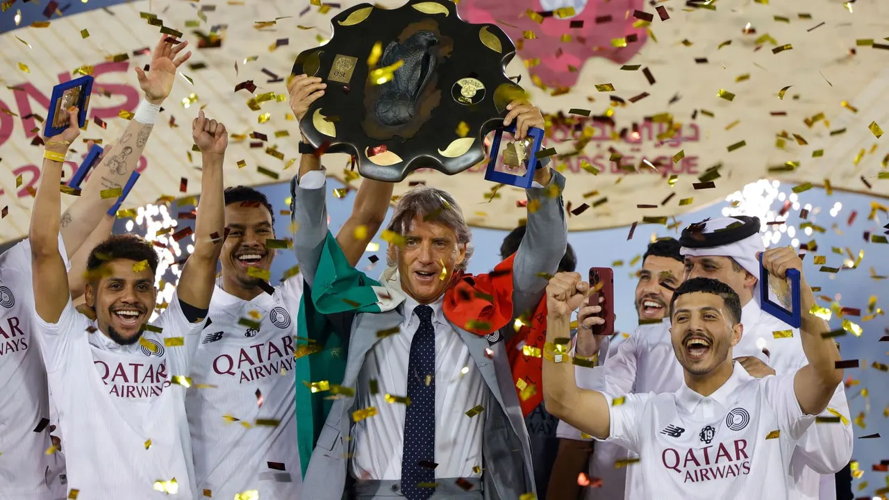 أقصى الهلال وتوُج بالدوري.. مانشيني يرفع أول ألقابه منذ اليورو مع إيطاليا!